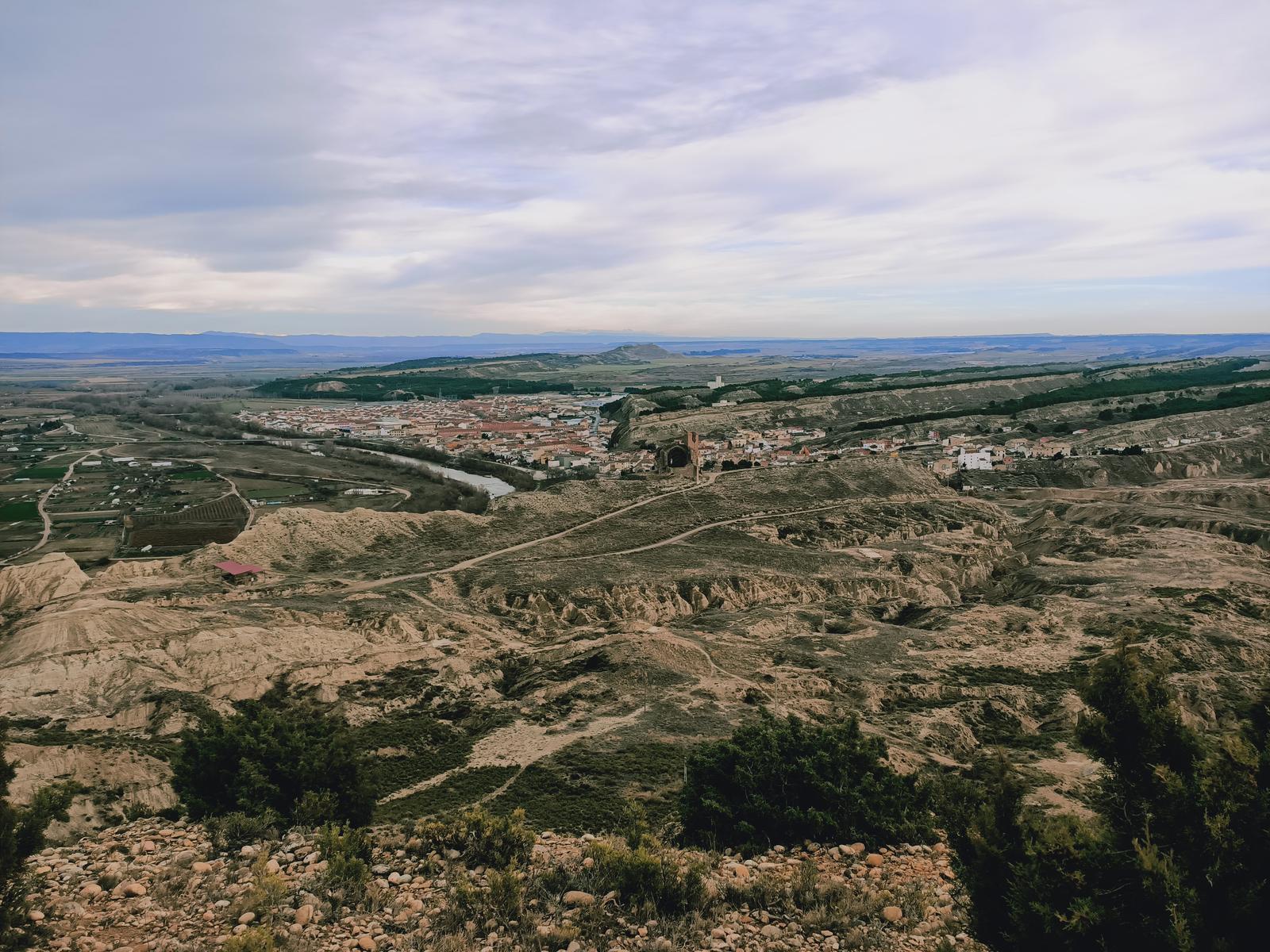 Emprendemos rumbo al sur de Navarra no sin antes atravesar interesantes pueblos como Artajona con su cerco o Larraga con sus espectaculares vistas desde la parte alta del pueblo. Un trazado ideal para bicicletas gravel al atravesar pistas en muy buen estado. A partir de Miranda de Arga y hasta llegar a las proximidades de Peralta, vamos a seguir de modo paralelo el cauce del Río Arga atravesando sotos y zonas de huertas por un recorrido muy favorable. En la última parte nos desviamos hacia Caparroso para cambiar de paisaje y terreno y terminar por una zona mucho más árida al encontrarnos a las puertas de las Bardenas Reales.