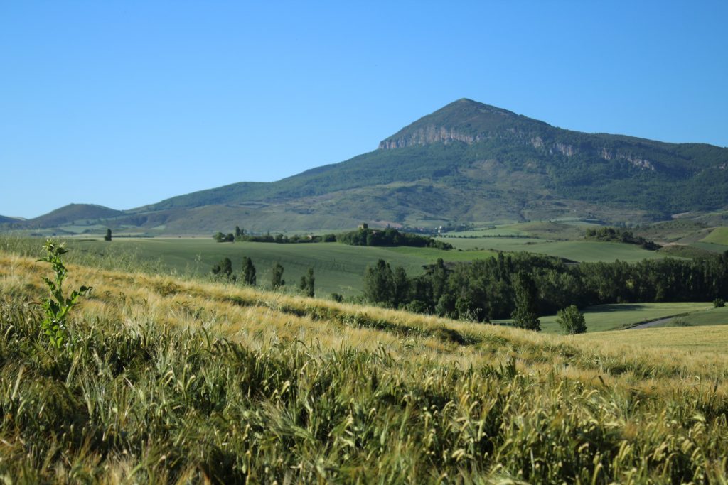 Paisaje ruta en bicicleta por la ruta comarca y pirineos