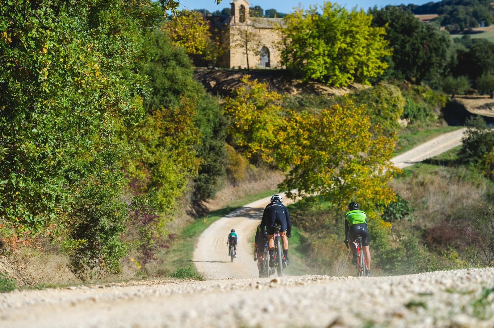 Ciclistas en la ruta en bicicleta por sakana, urbasa y andía